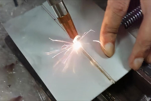 手持式激光焊接机与传统焊接机比有什么优势？